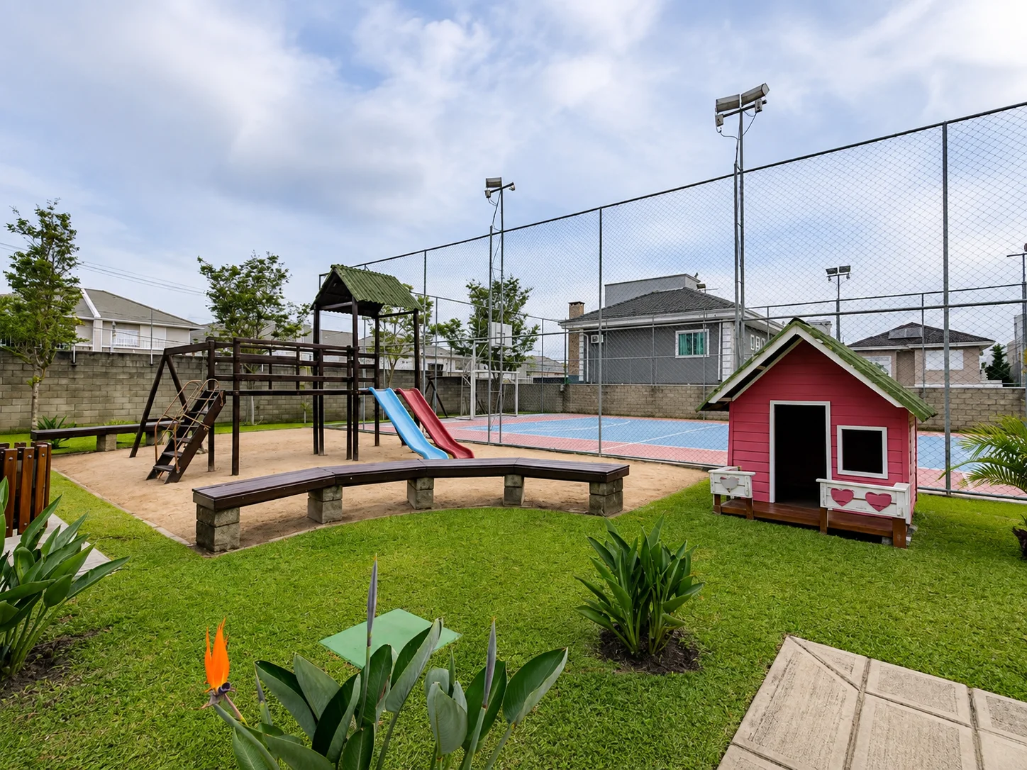 Playground: brinquedos em área verde, com gramado